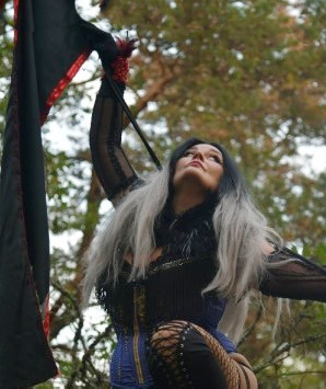 Burleskiammattilaiset Lady Misty May ja Wicked Violetta esiintyvät Vanhassa Räikässä ensi perjantaina – Ylöjärven Uutiset